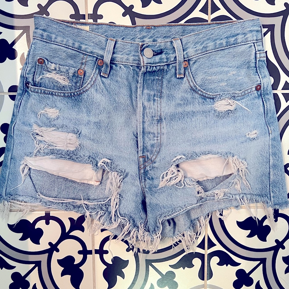 Women’s 26” Waist Levi’s 501 Distressed Shorts